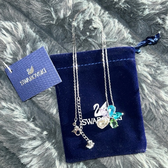 Swarovski floral crystal pendant and chain - Picture 3 of 5